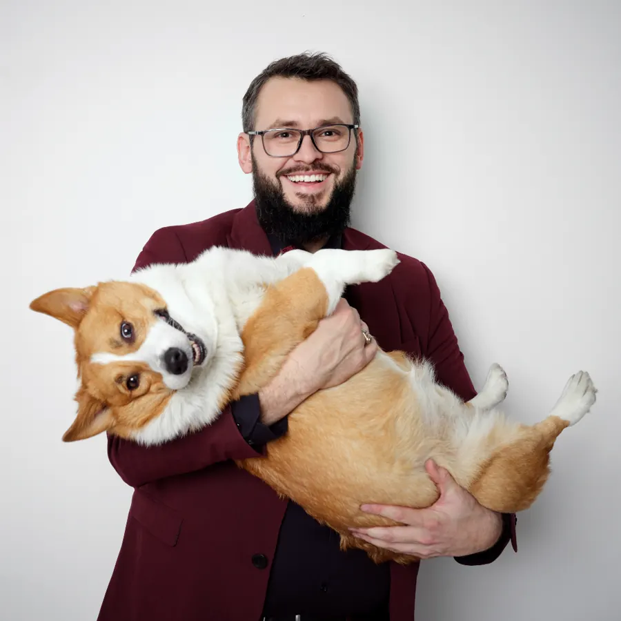 Carson Frankum holding his corgi Cheddar
